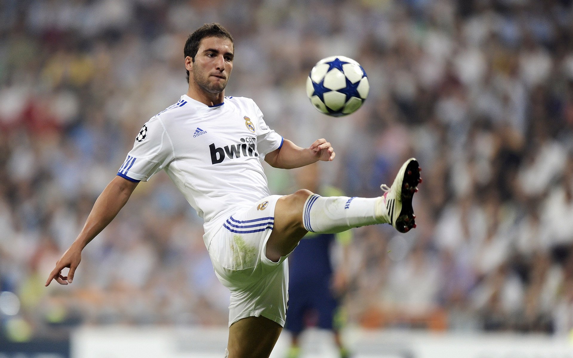 曼联强势反弹，积分榜上升为第二