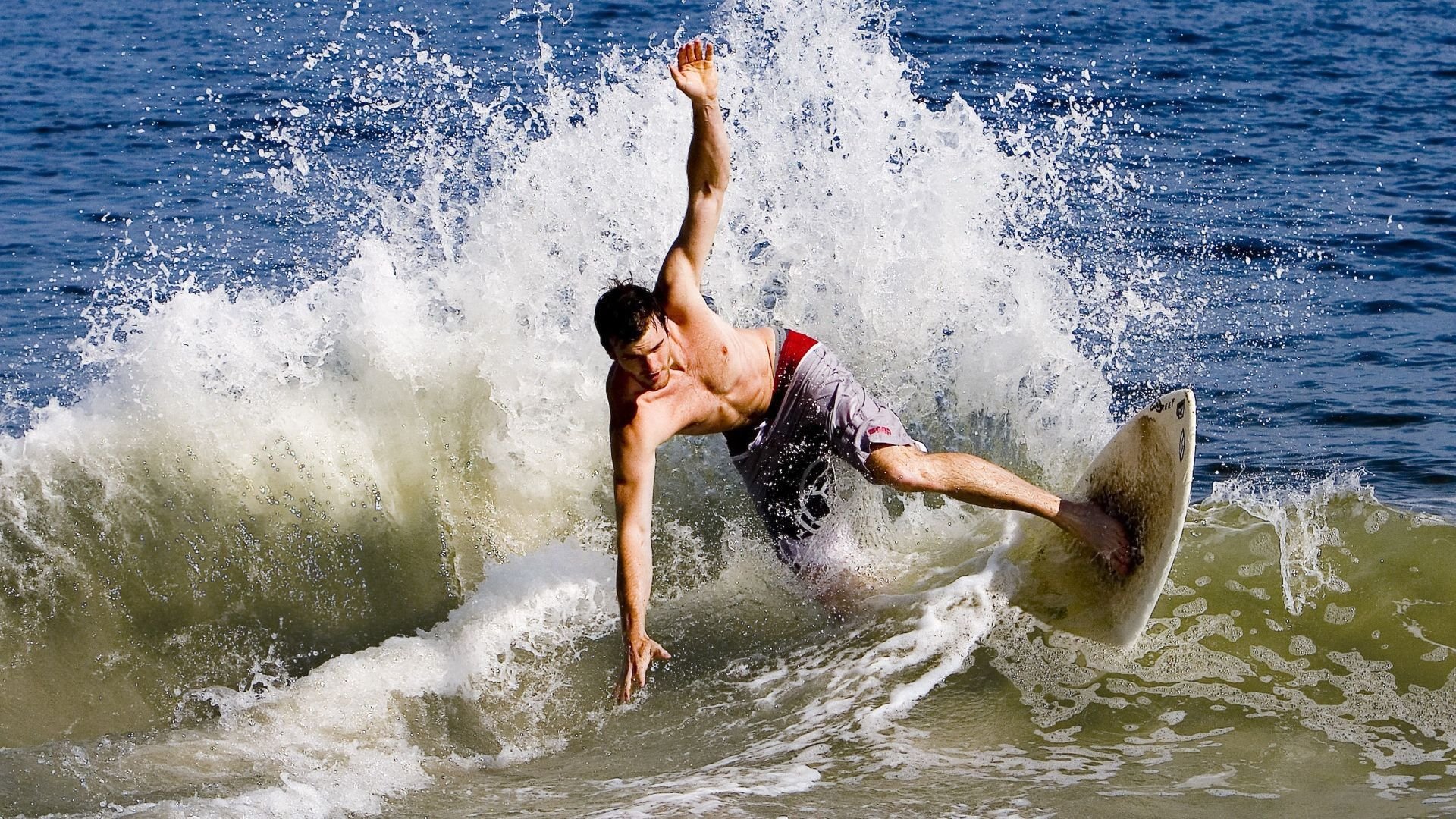 英超激烈争夺:悬念至最后一秒,英超竞争激烈